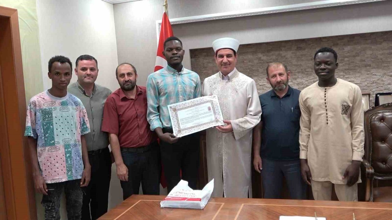 Beninli genç Kelime-i Şehadet getirerek Müslüman oldu, Halit ismini aldı