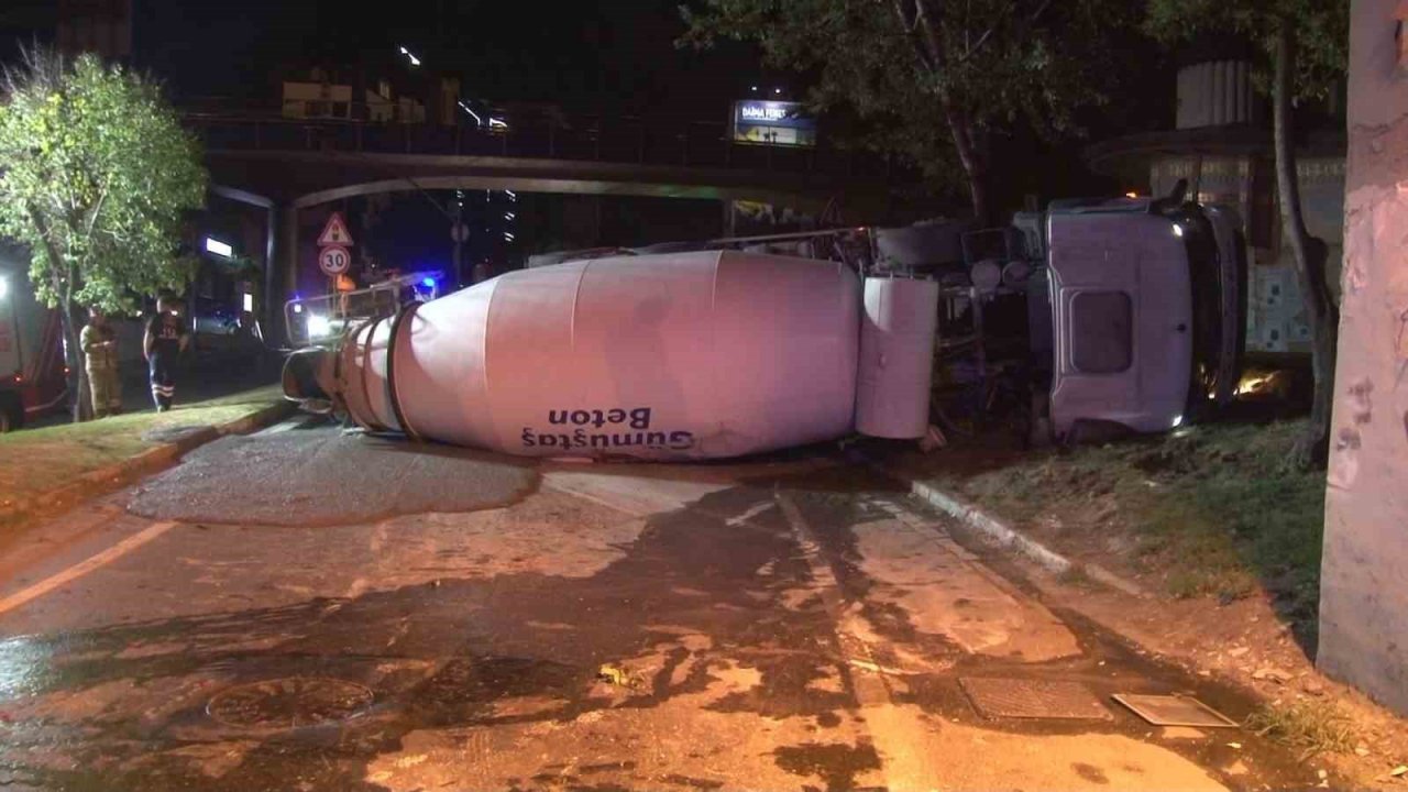 Beyoğlu’nda kontrolden çıkıp virajı alamayan beton mikseri yan yattı