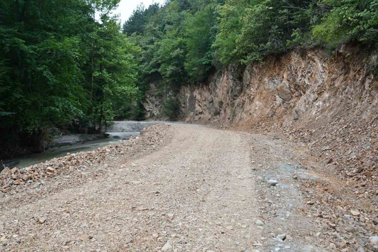 Selden zarar gören Mengen-Yedigöller yolu ulaşıma açıldı