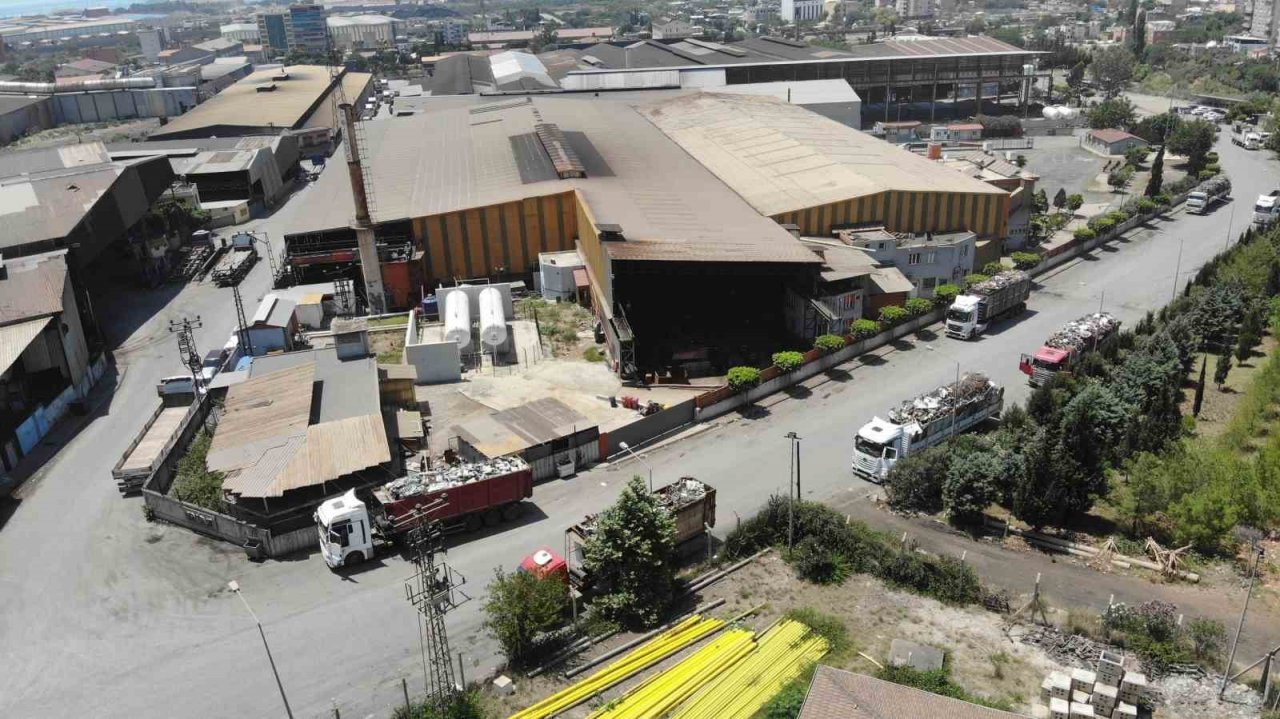 Enkazdan çıkarılan demirler yeniden ekonomiye kazandırılıyor