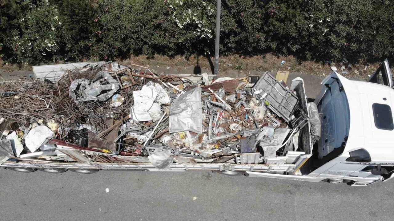 Enkazdan çıkarılan demirler yeniden ekonomiye kazandırılıyor