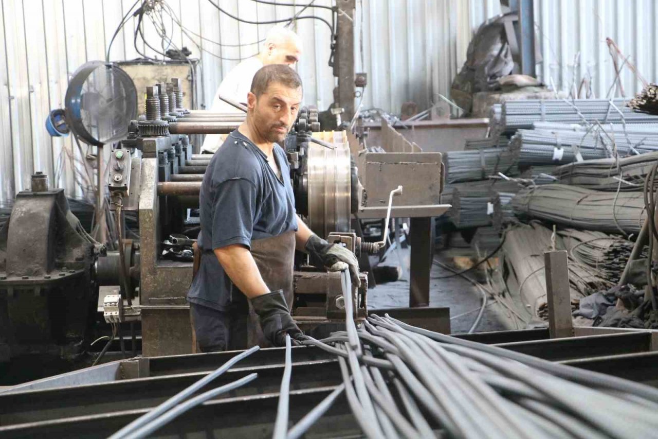 Enkazdan çıkarılan demirler yeniden ekonomiye kazandırılıyor