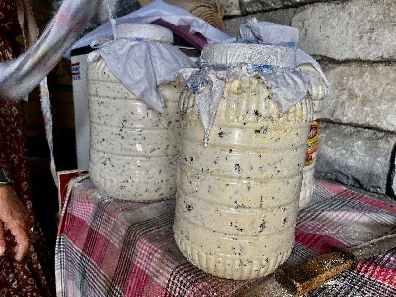 Doğal yollarla üretilen peynirler kışın tüketilmek üzere toprağa gömülüyor