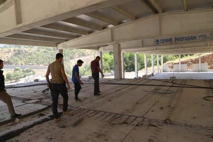 Çukurca Belediyesi düğün salonunda çalışmalar devam ediyor