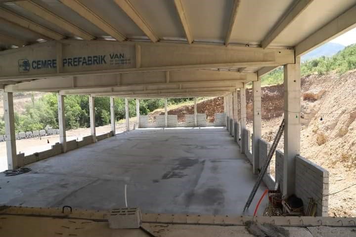 Çukurca Belediyesi düğün salonunda çalışmalar devam ediyor