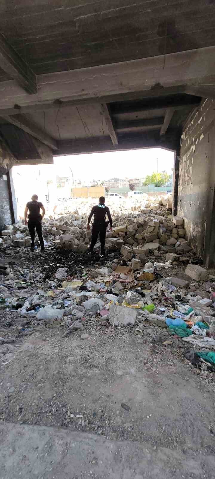 Hasarlı binaların çevresinde polis denetimi