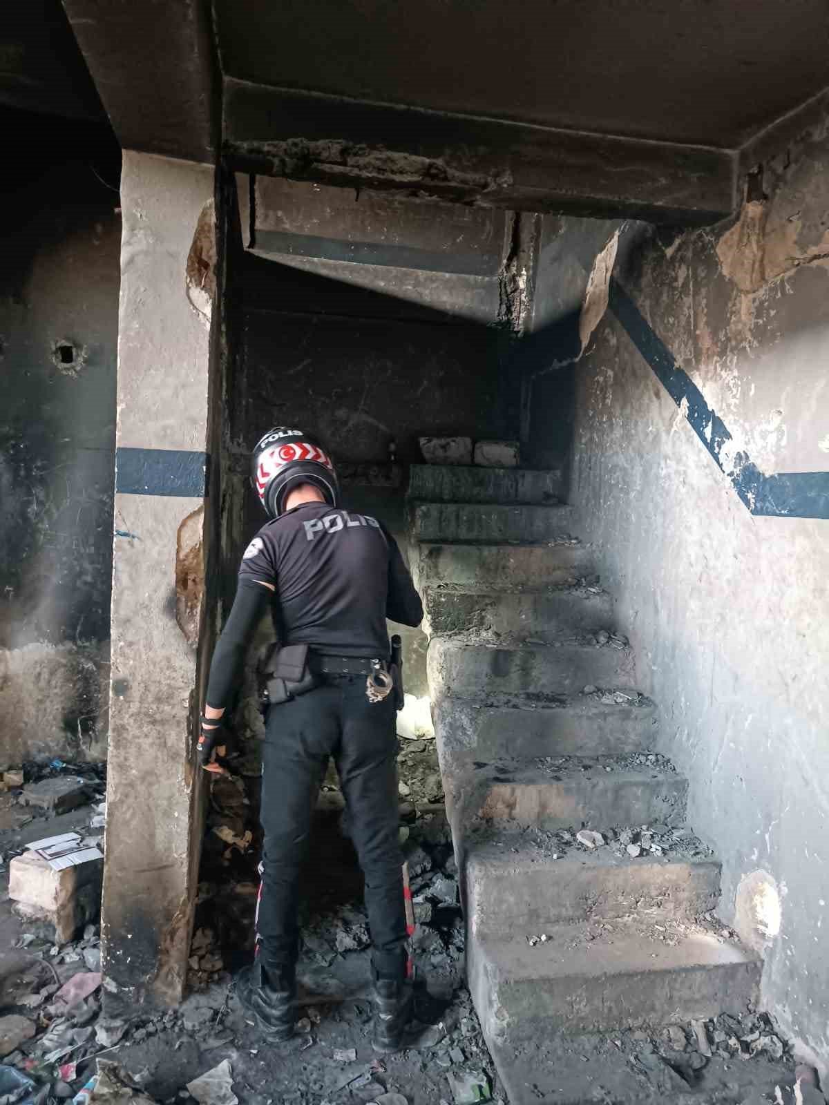 Hasarlı binaların çevresinde polis denetimi