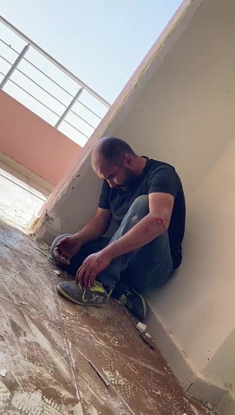 Depremzede hasarlı evine giren hırsızları dövüp polise teslim etti