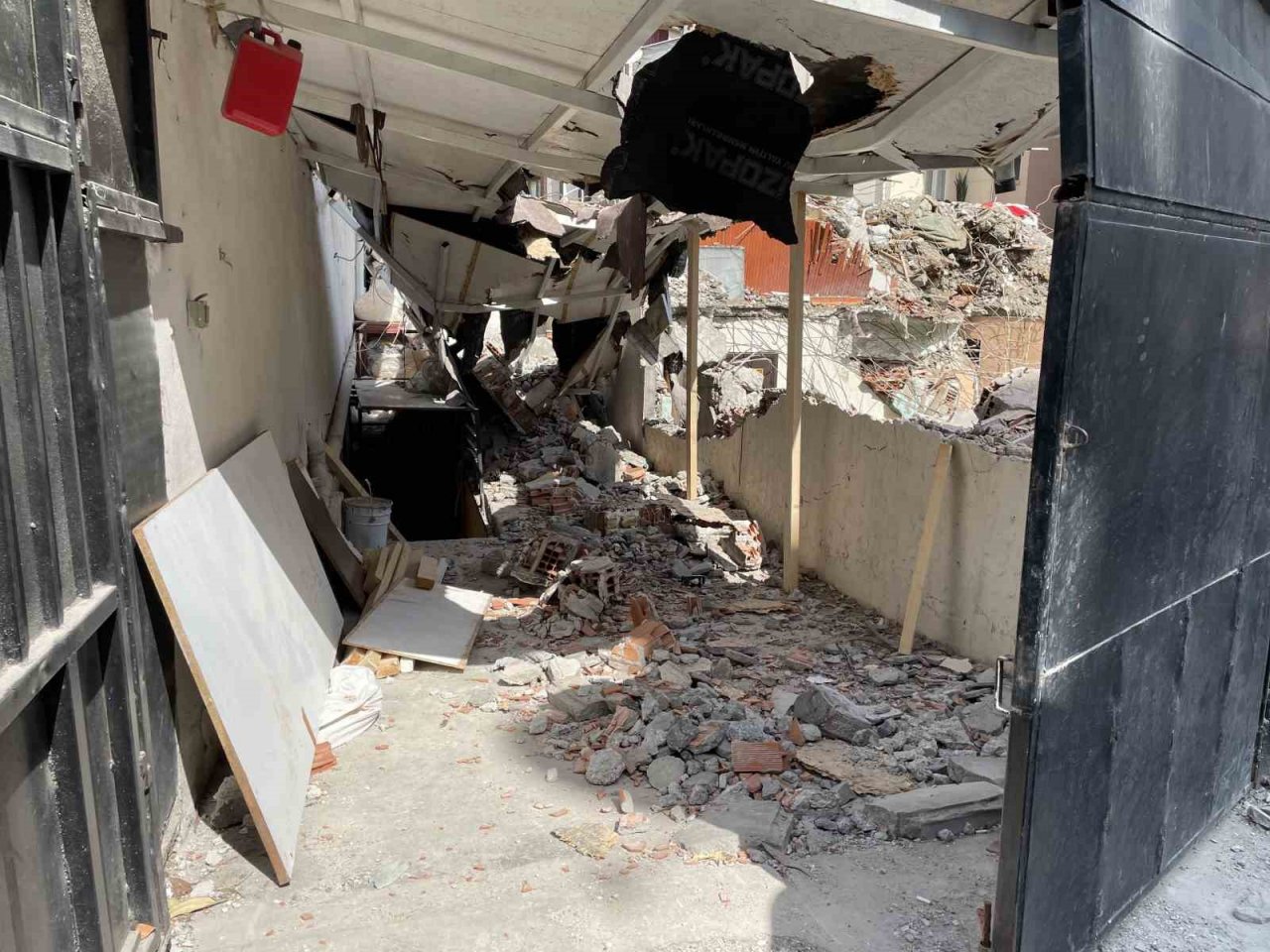 Küçükçekmece’de bina yıkımı sırasında sokakta bulunan 2 binanın garajı hasar gördü