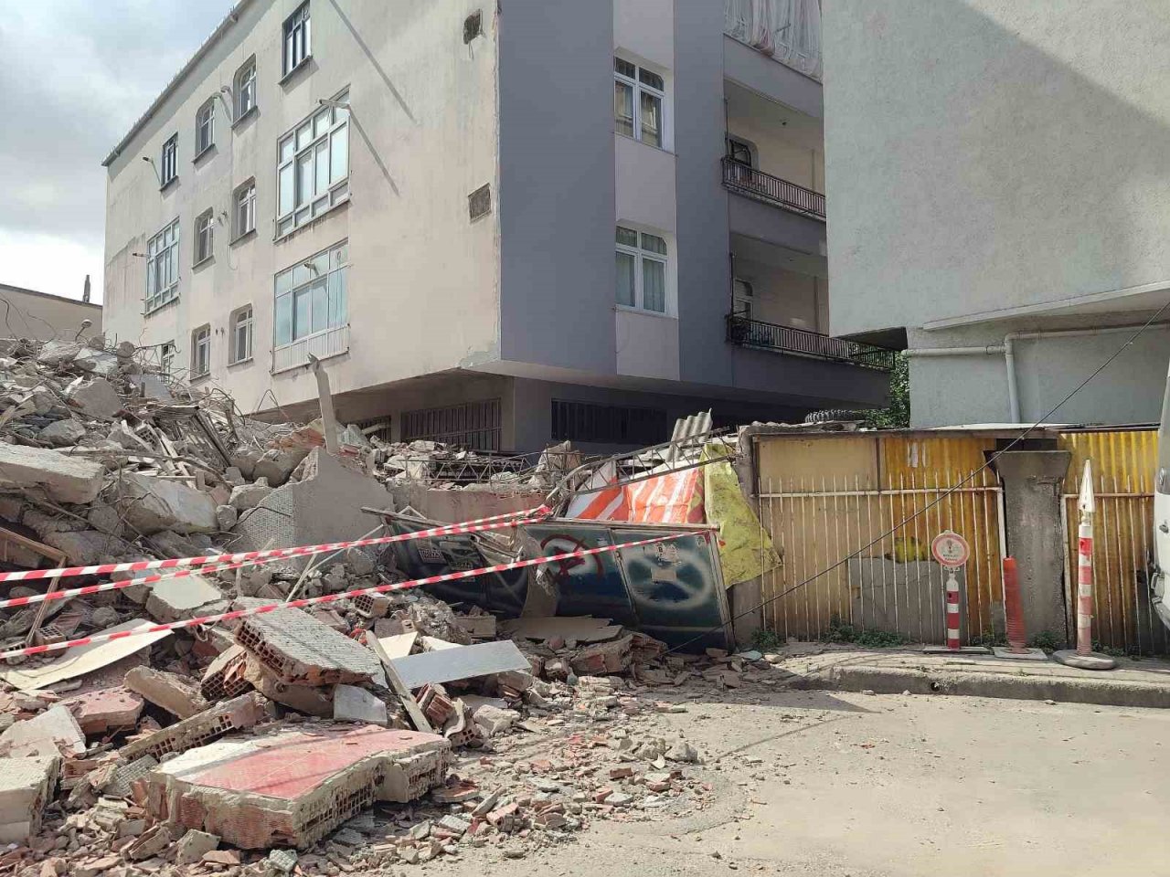 Küçükçekmece’de bina yıkımı sırasında sokakta bulunan 2 binanın garajı hasar gördü