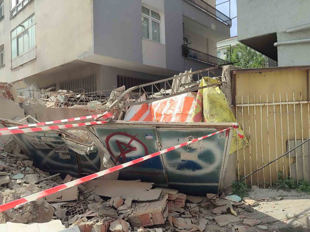 Küçükçekmece’de bina yıkımı sırasında sokakta bulunan 2 binanın garajı hasar gördü