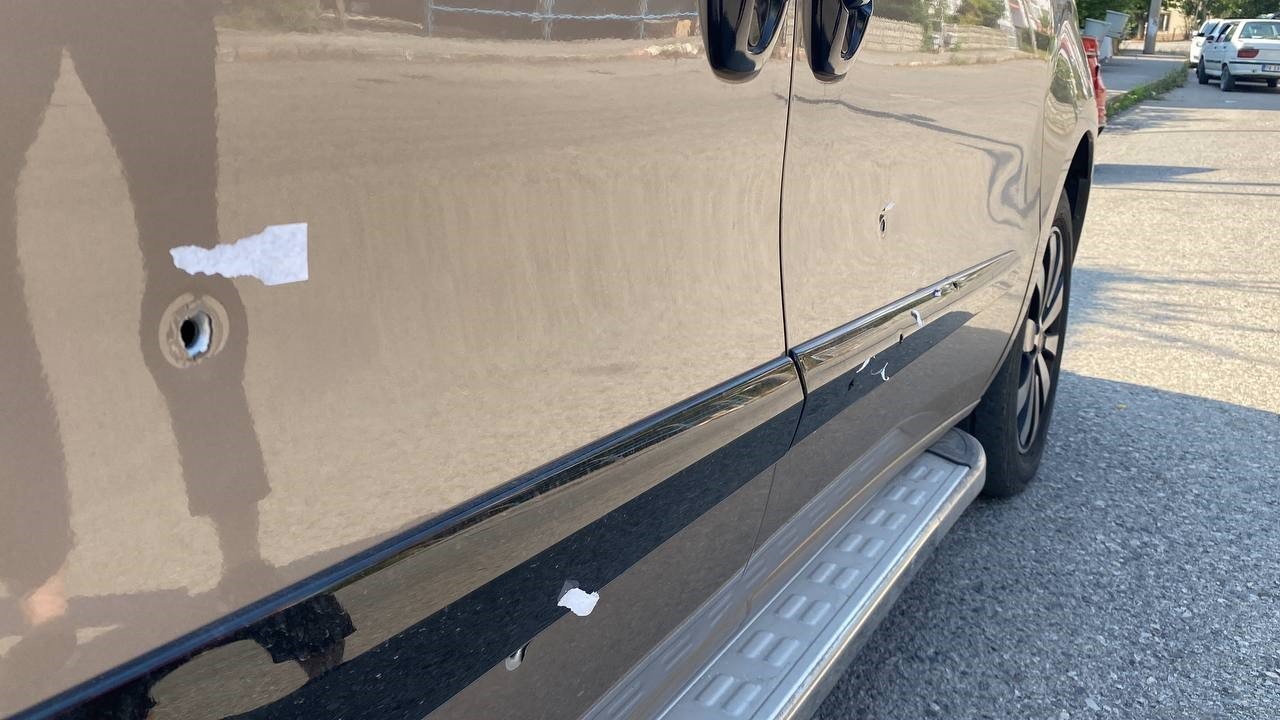 Park halindeki hafif ticari araç kurşunlandı