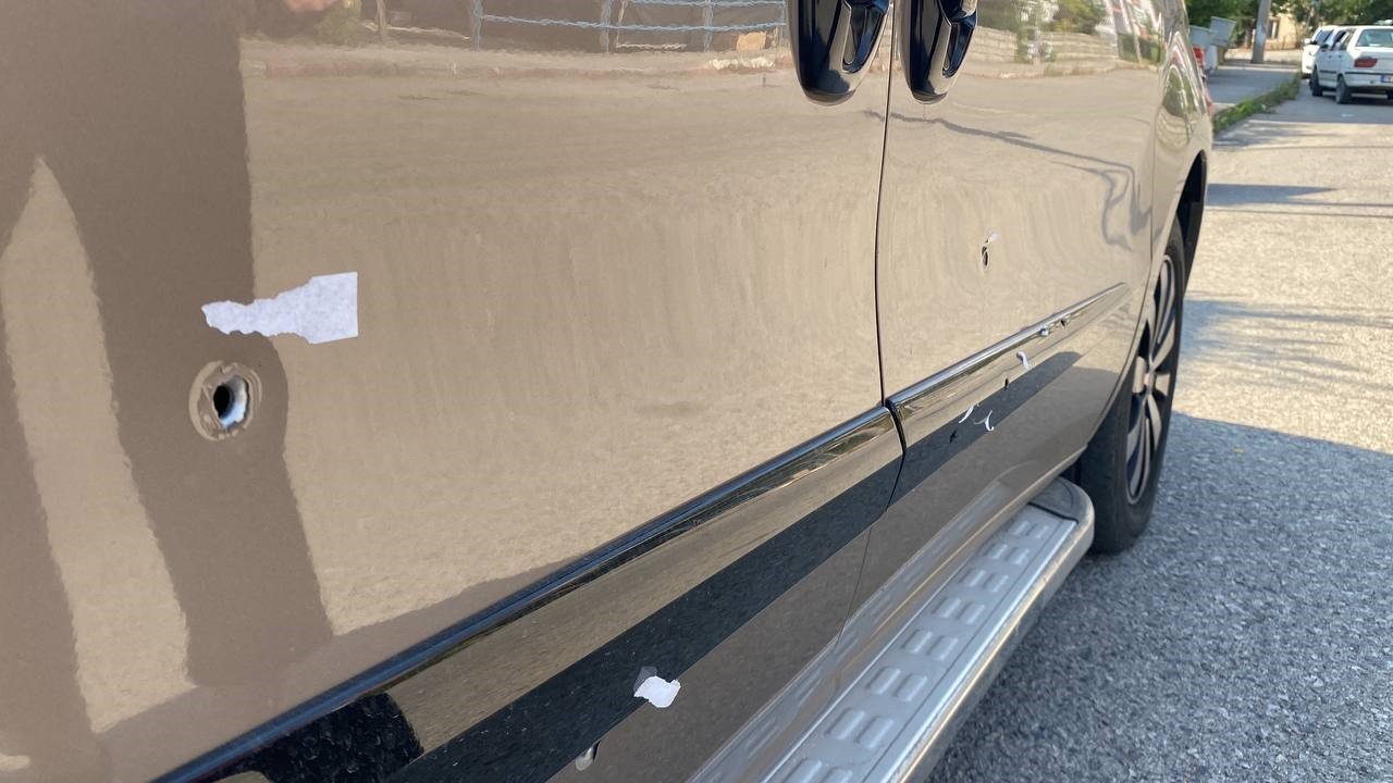 Park halindeki hafif ticari araç kurşunlandı