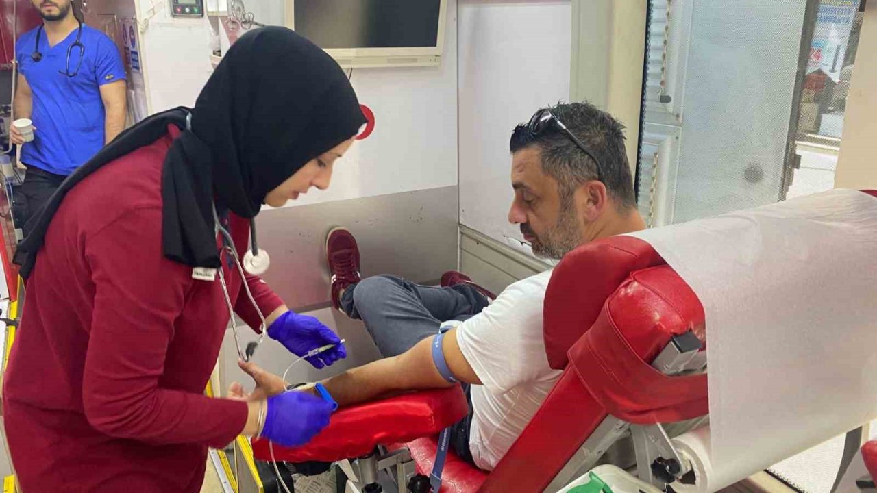 Gazeteciler azalan kan stoklara destek vermek için kan verdi