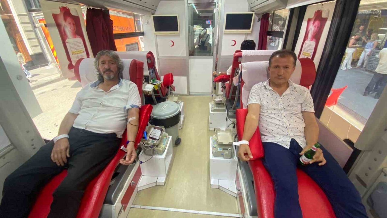 Gazeteciler azalan kan stoklara destek vermek için kan verdi
