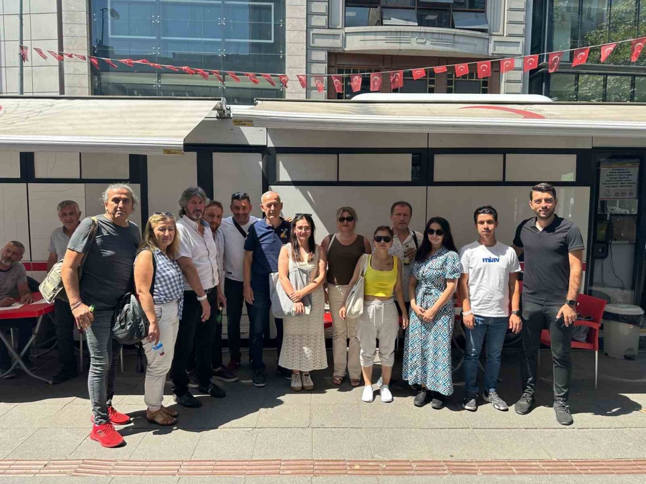 Gazeteciler azalan kan stoklara destek vermek için kan verdi