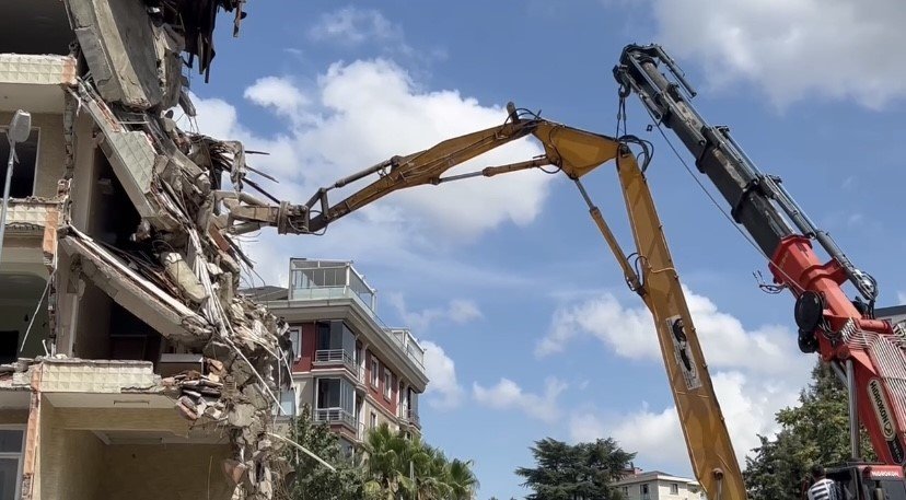 Kartal’da bina yıkımı yapan iş makinası devrildi
