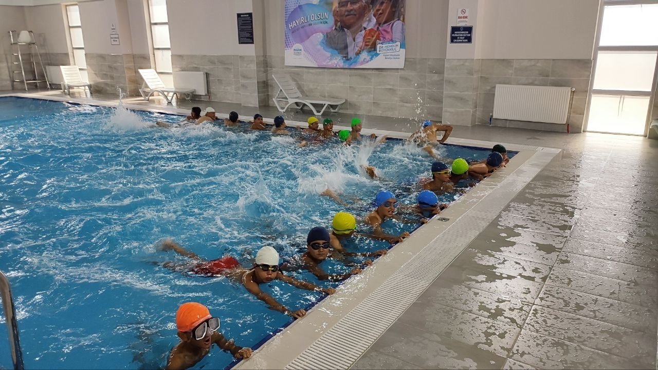 Büyükşehir’in Sarıoğlan Çiftlik Kapalı Yüzme Havuzu hizmete başladı