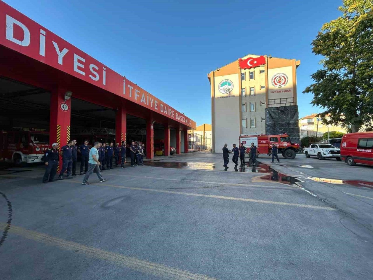 Antalya’daki yangınlarda canla başla görev yapan Kayseri İtfaiyesi kente döndü