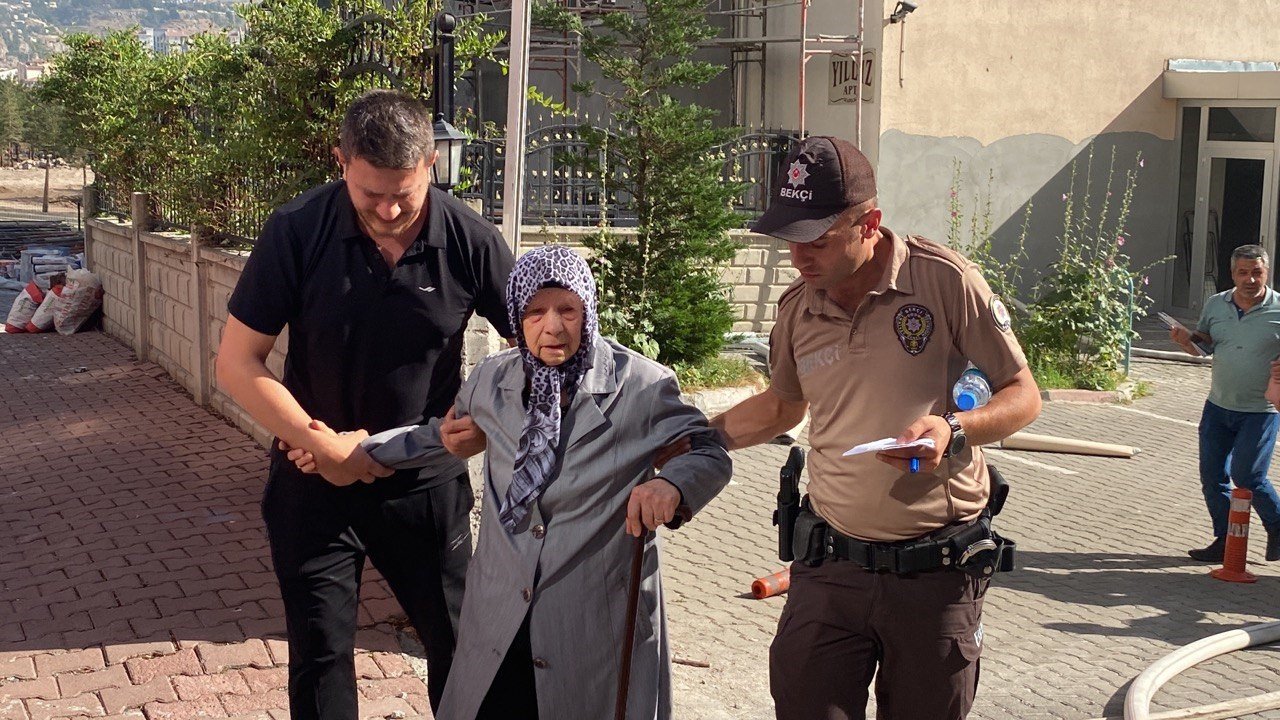 Kayseri’de yangında binada mahsur kalanlar kurtarıldı
