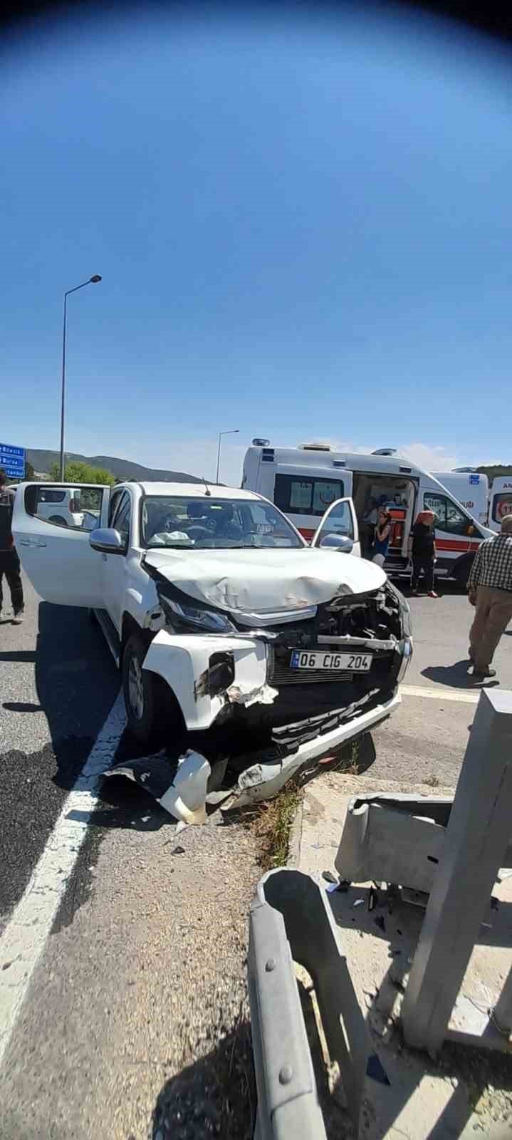 Kamyonet ile minibüs çarpıştı; 4 yaralı