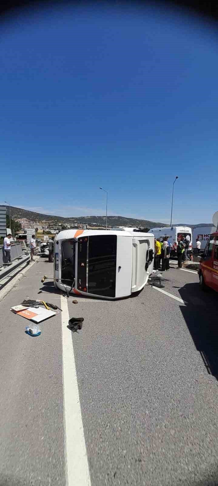 Kamyonet ile minibüs çarpıştı; 4 yaralı