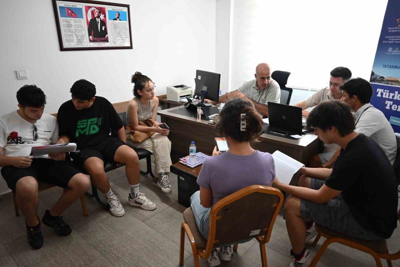 Öğrencilere ücretsiz üniversite tercih danışmanlığı