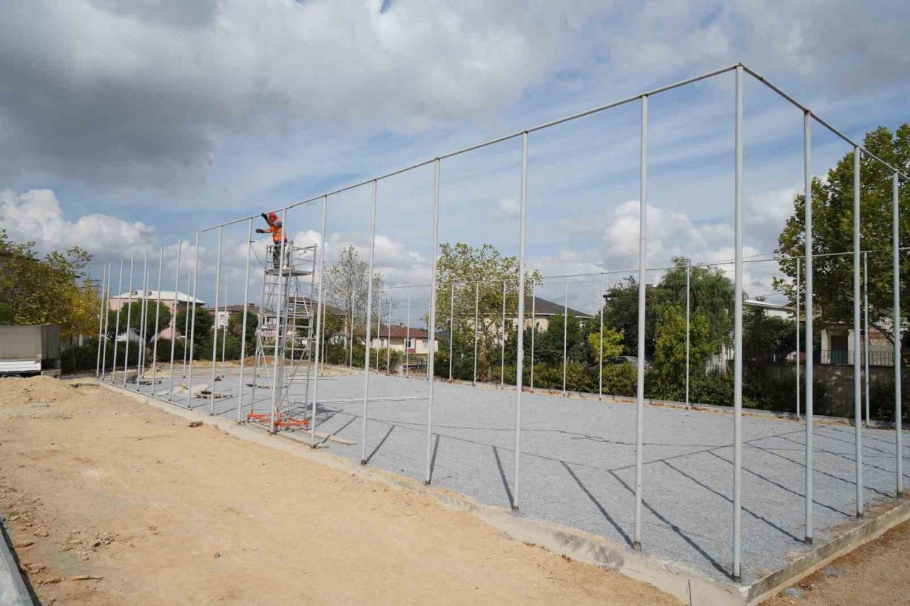 Yeni halı sahaların inşaatı devam ediyor