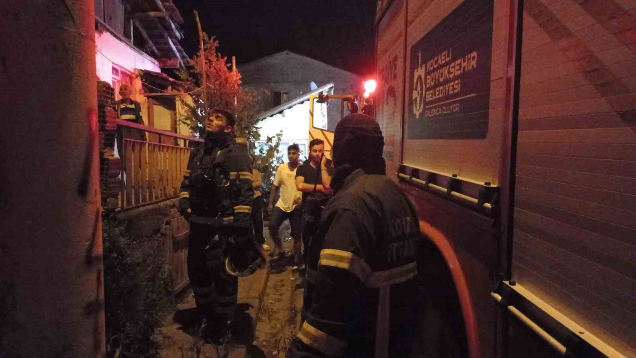 Yangın ihbarı mahalleliyi sokağa döktü