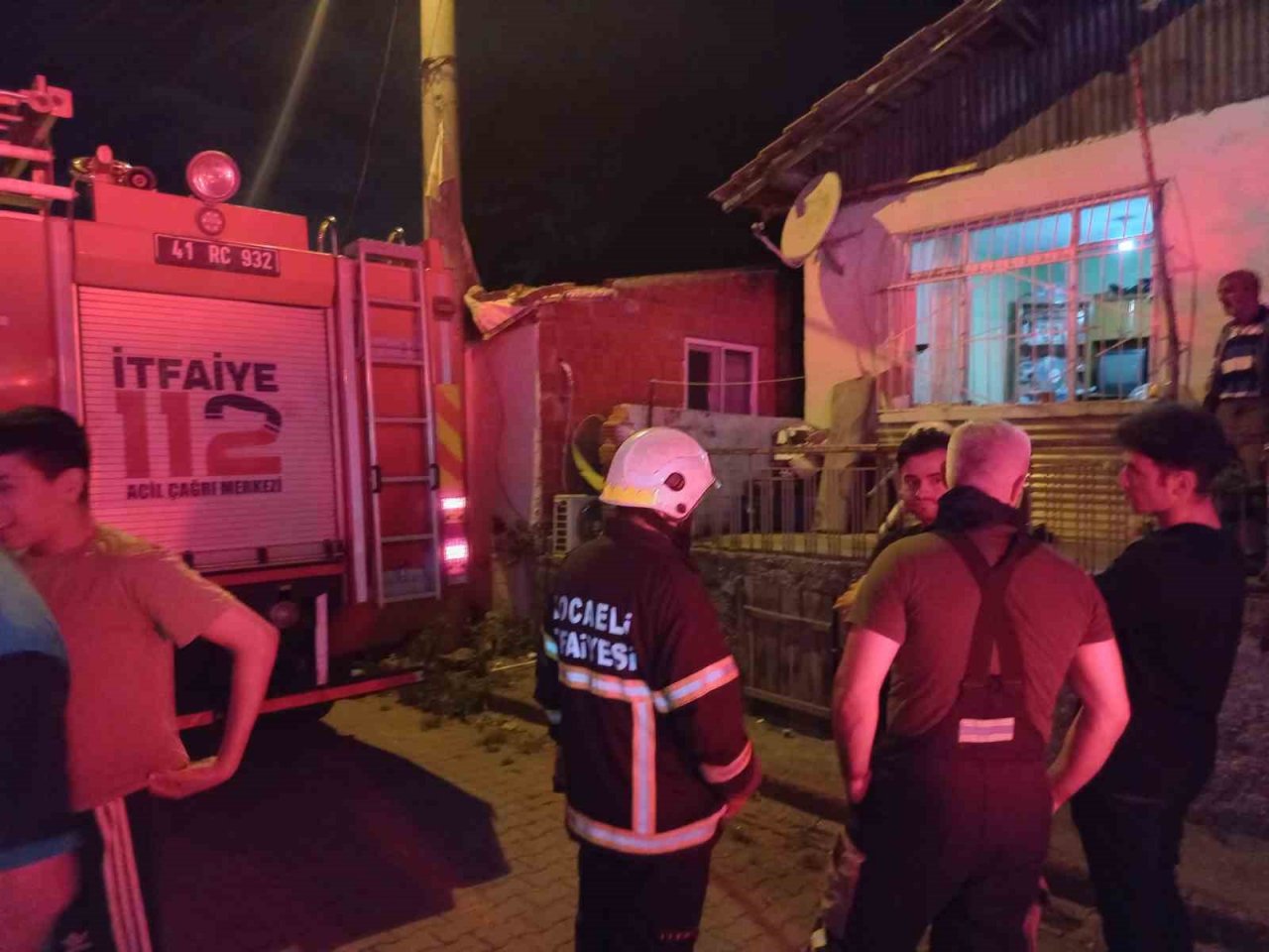 Yangın ihbarı mahalleliyi sokağa döktü