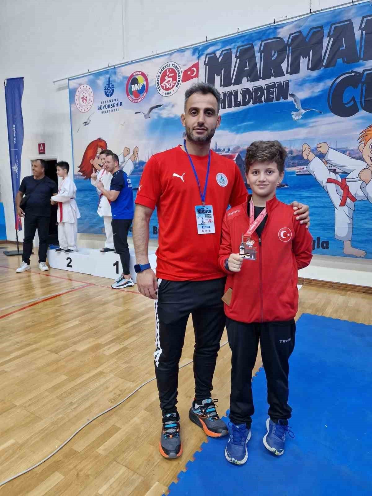 Kendileri küçük başarıları çok büyük