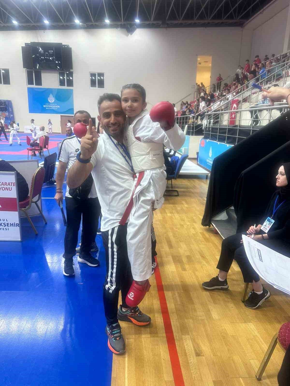 Kendileri küçük başarıları çok büyük