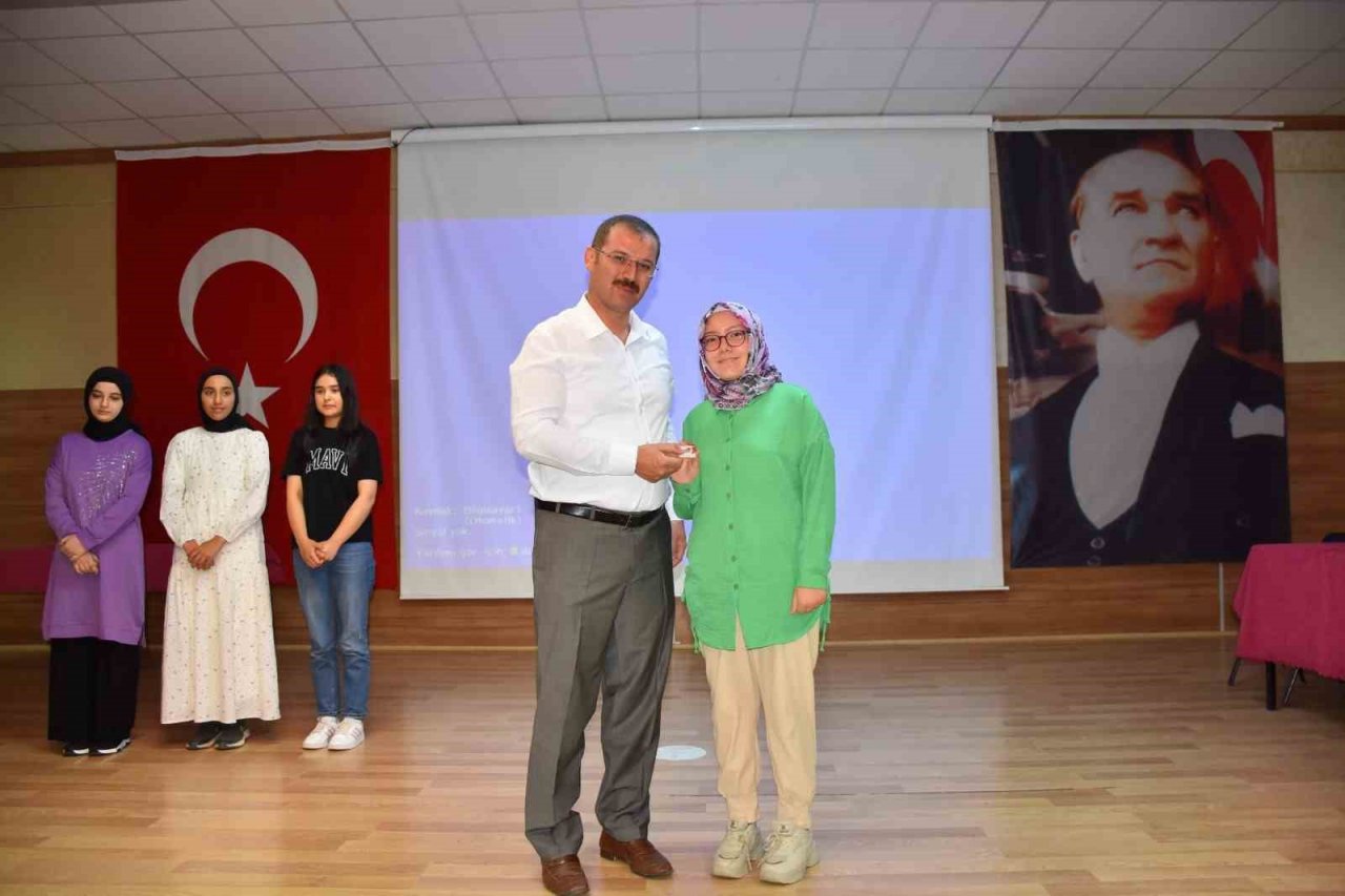 İmam hatipli gençler, altınla ödüllendirildi