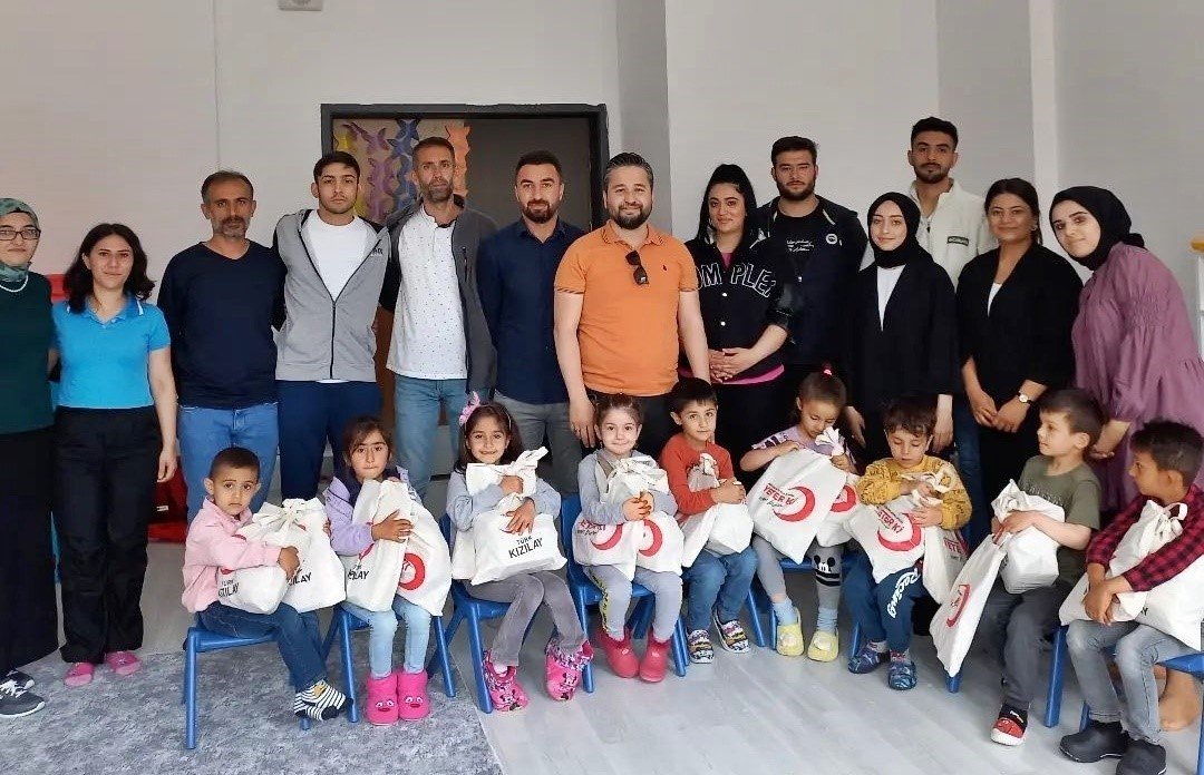 ÇAKÜ’den deprem bölgesine ‘gelişim destek çantası’ yardımı