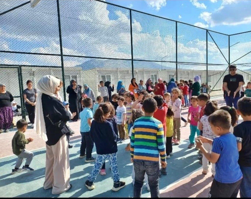 ÇAKÜ’den deprem bölgesine ‘gelişim destek çantası’ yardımı