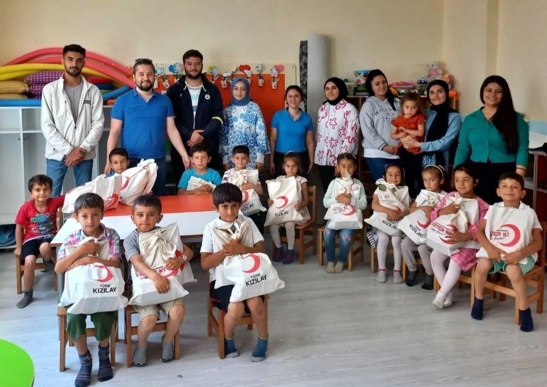 ÇAKÜ’den deprem bölgesine ‘gelişim destek çantası’ yardımı