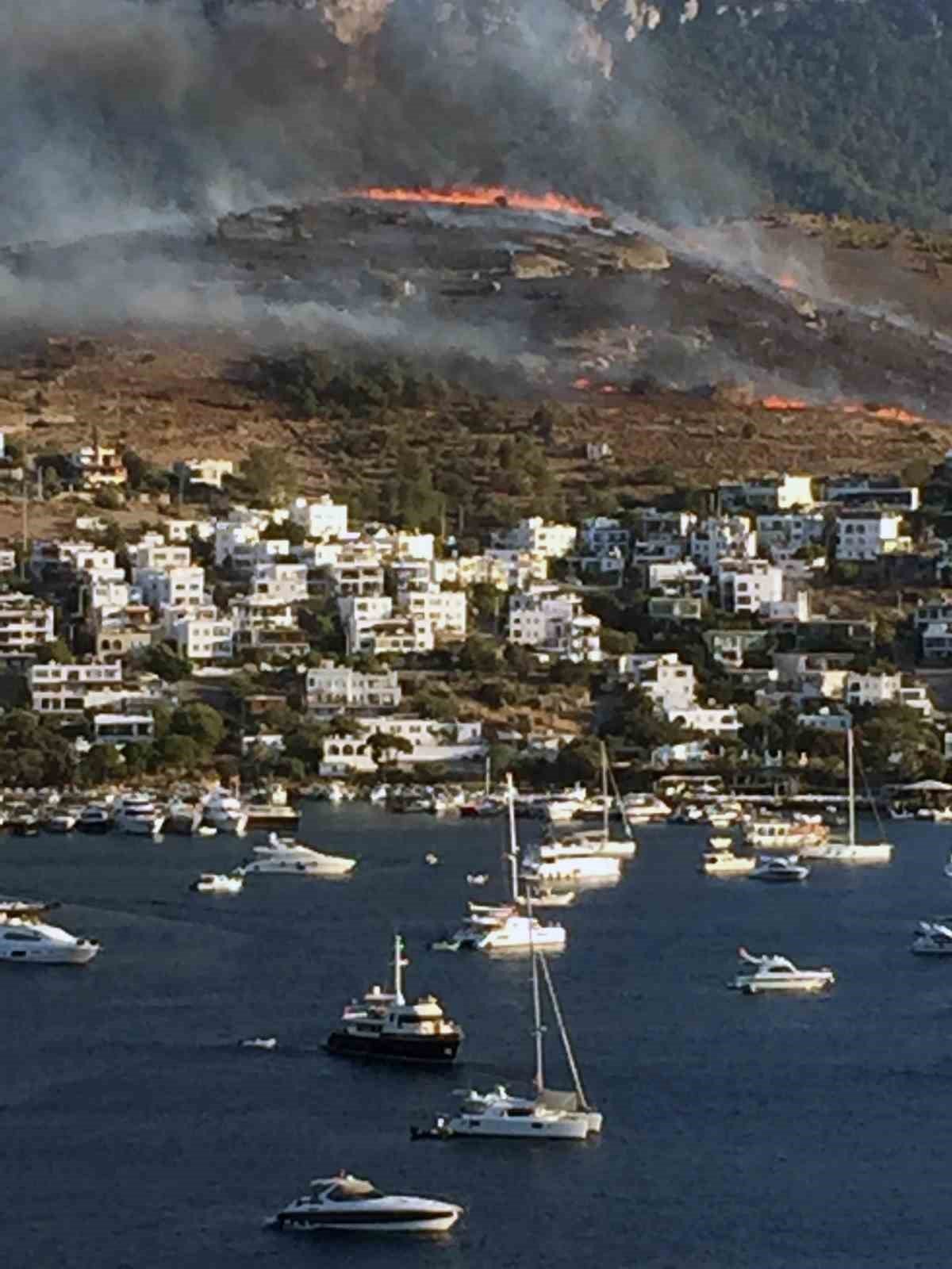 Bodrum’da Türkbükü yangını geniş alana yayıldı