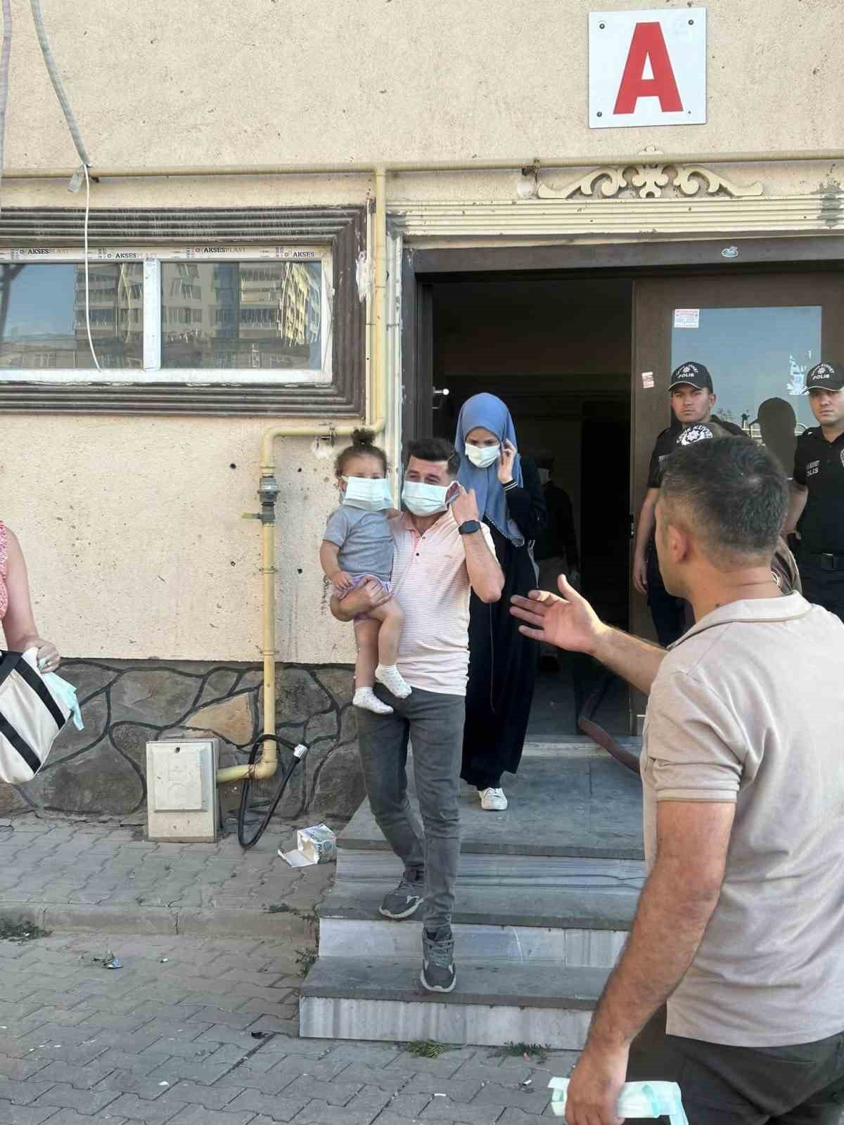 Muş’ta 13 katlı binanın 5’inci katında çıkan yangın korkuttu