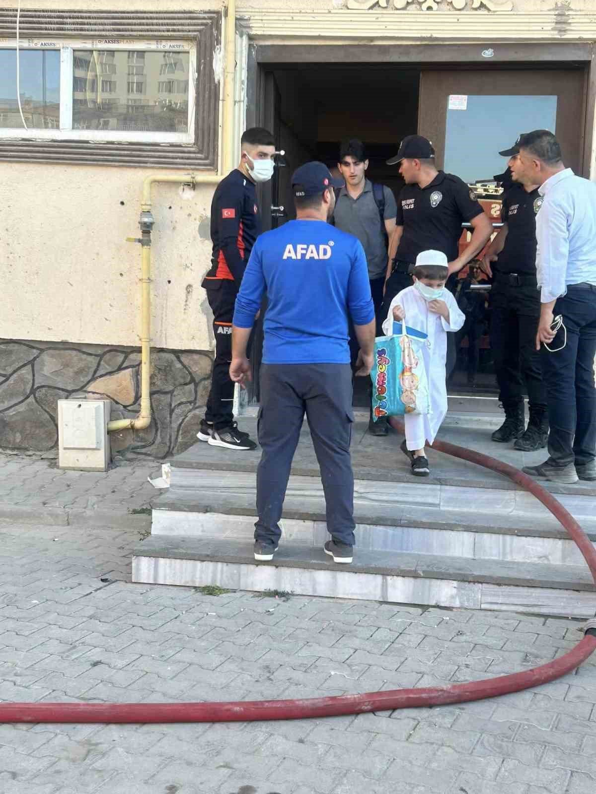 Muş’ta 13 katlı binanın 5’inci katında çıkan yangın korkuttu
