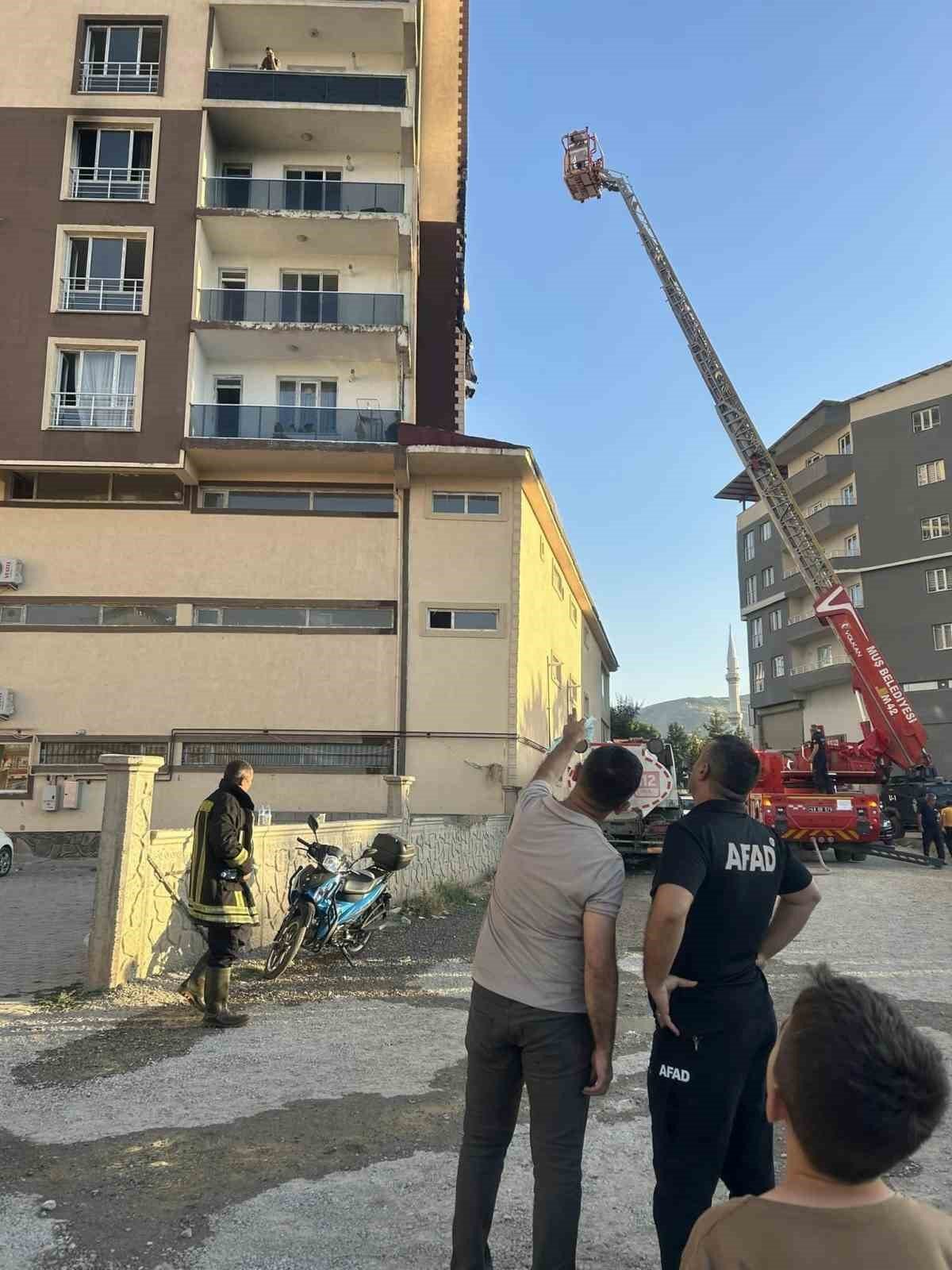 Muş’ta 13 katlı binanın 5’inci katında çıkan yangın korkuttu