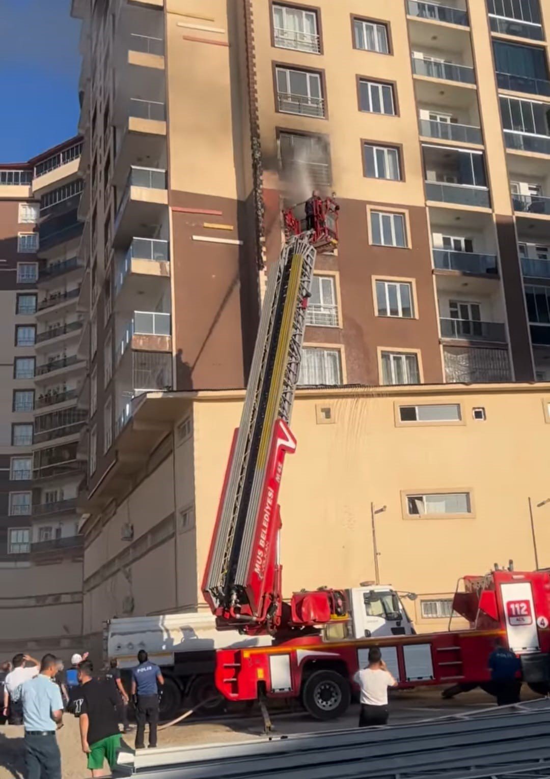 Muş’ta 13 katlı binanın 5’inci katında çıkan yangın korkuttu