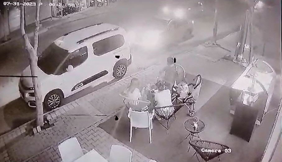 Pastanede dehşet anları: Kovaladığı kişiyi tabancayla vurarak yaraladı