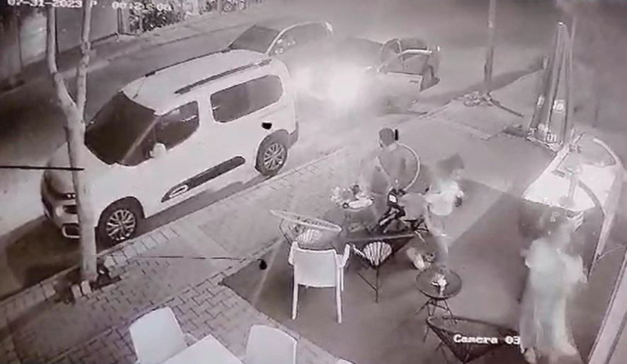 Pastanede dehşet anları: Kovaladığı kişiyi tabancayla vurarak yaraladı