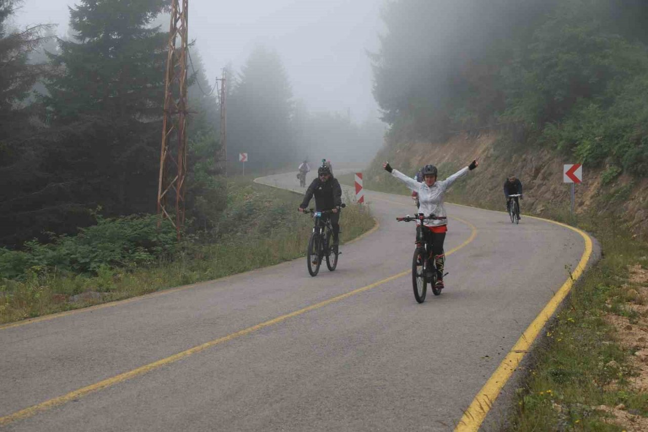 Bisiklet tutkunları Ordu yaylalarına renk kattı