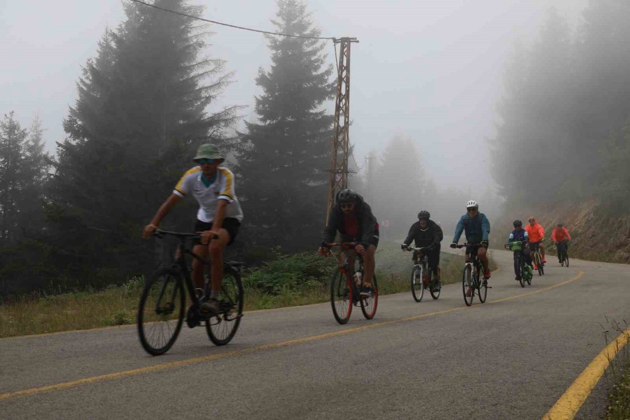 Bisiklet tutkunları Ordu yaylalarına renk kattı