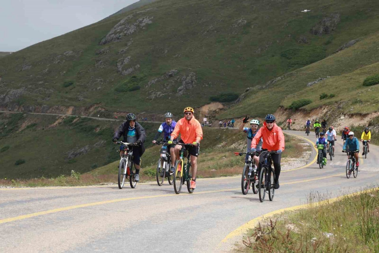 Bisiklet tutkunları Ordu yaylalarına renk kattı