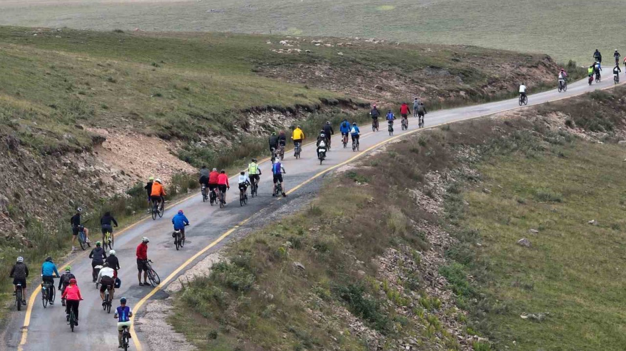 Bisiklet tutkunları Ordu yaylalarına renk kattı