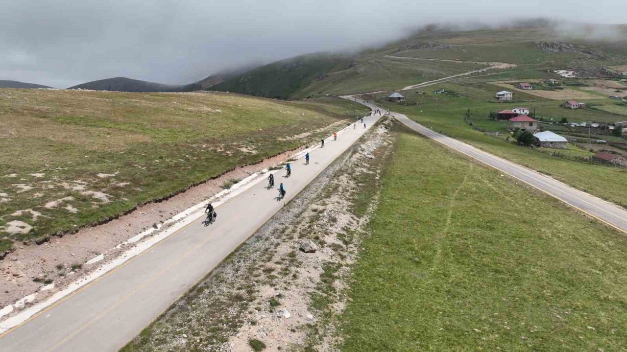 Bisiklet tutkunları Ordu yaylalarına renk kattı