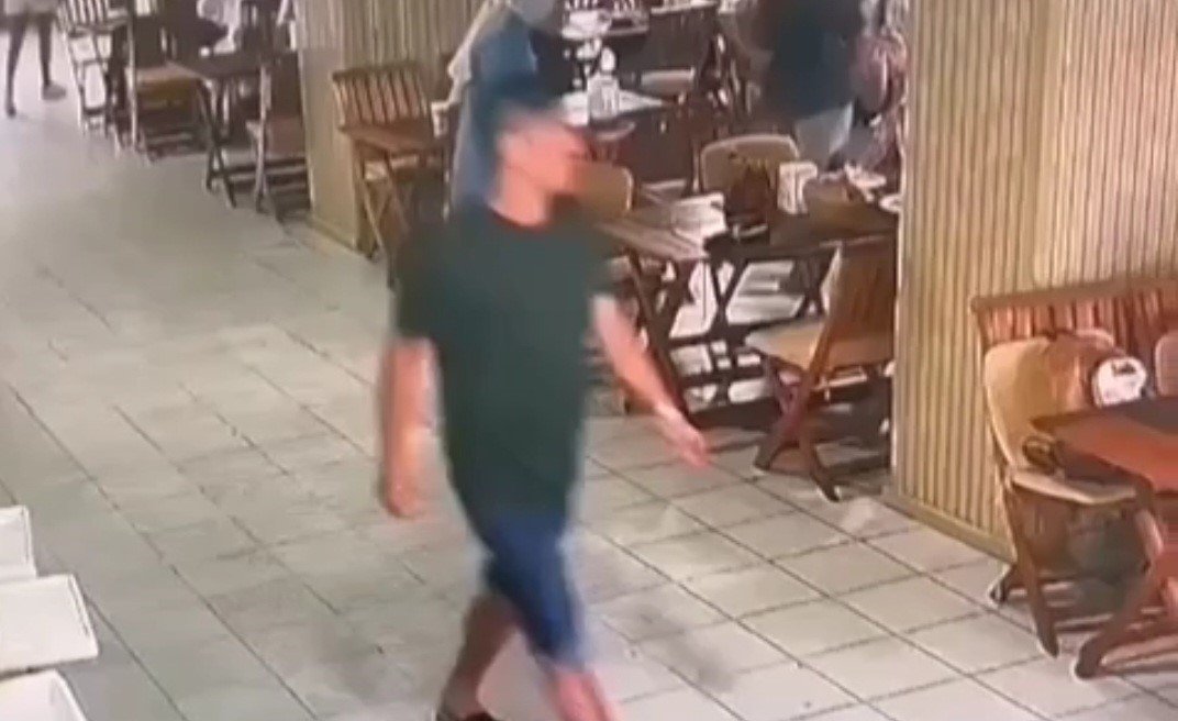 Önce yemek yedi, sonra paraları çaldı