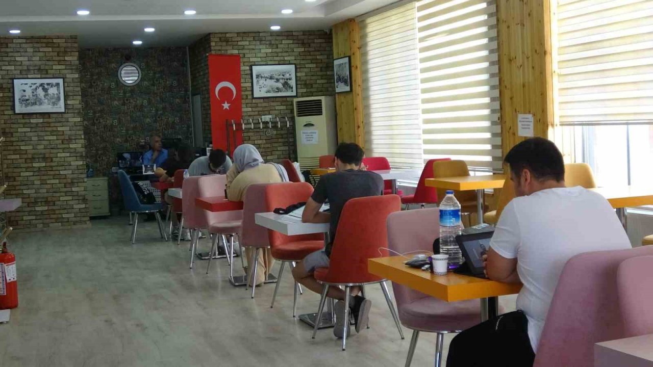 Siirt’te öğrenciler Millet Kıraathanesi’nde sınava hazırlanıyor